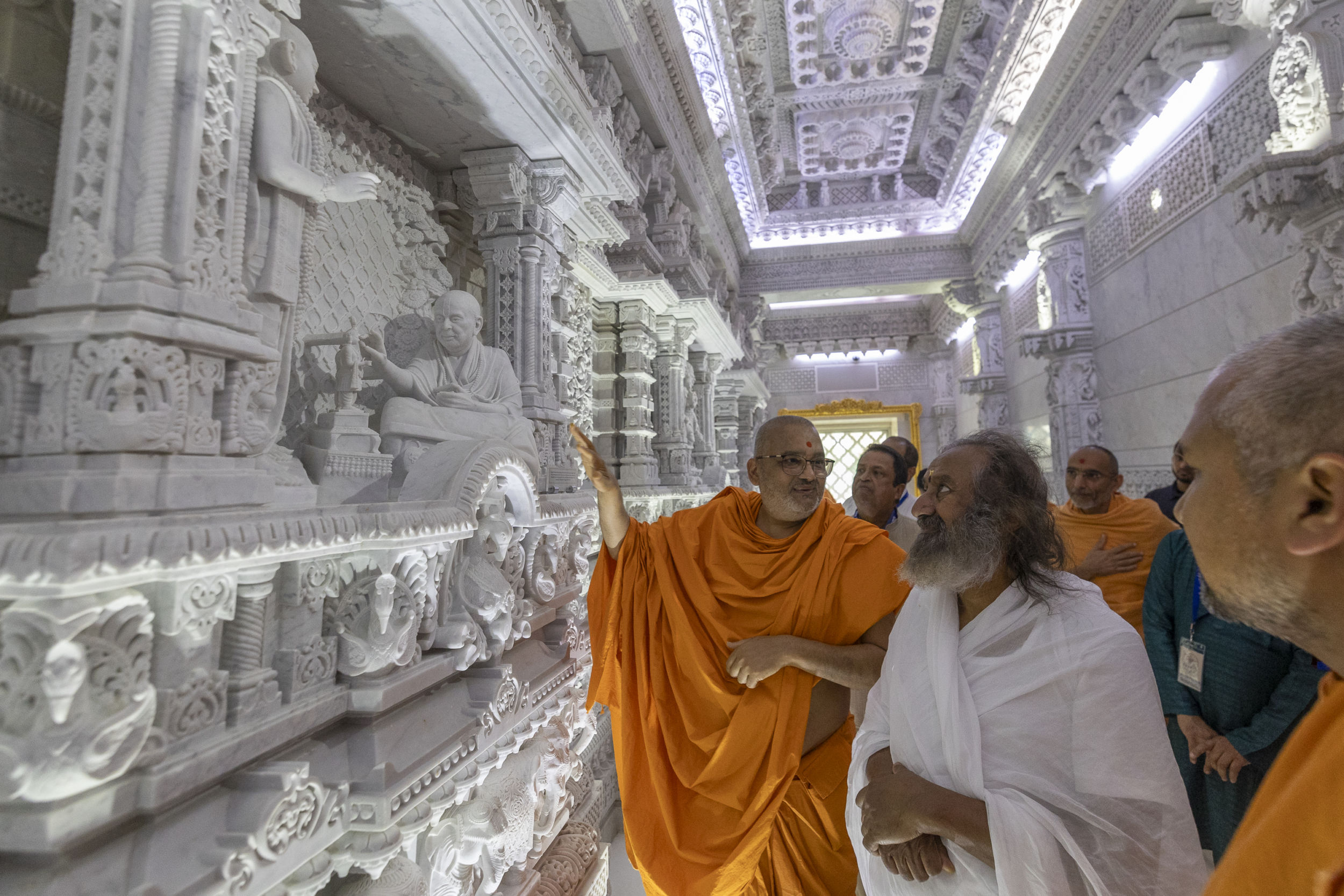 Gurudev Sri Sri Ravishankar receives a tour of the BAPS Swaminarayan Akshardham complex.